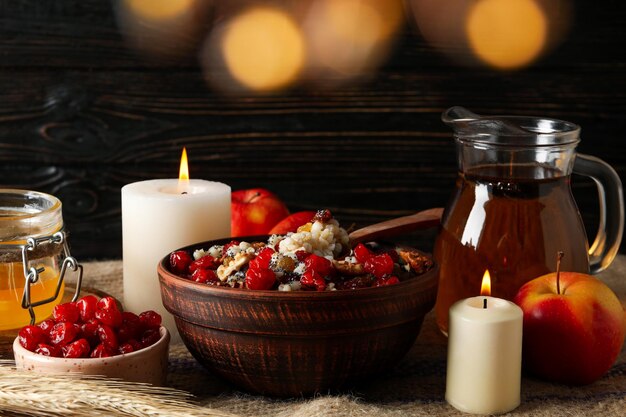 Kolacja przy świecach na stole z drewnianymi dodatkami