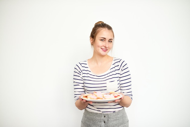 Uśmiechnięta osoba trzyma talerz z daniem